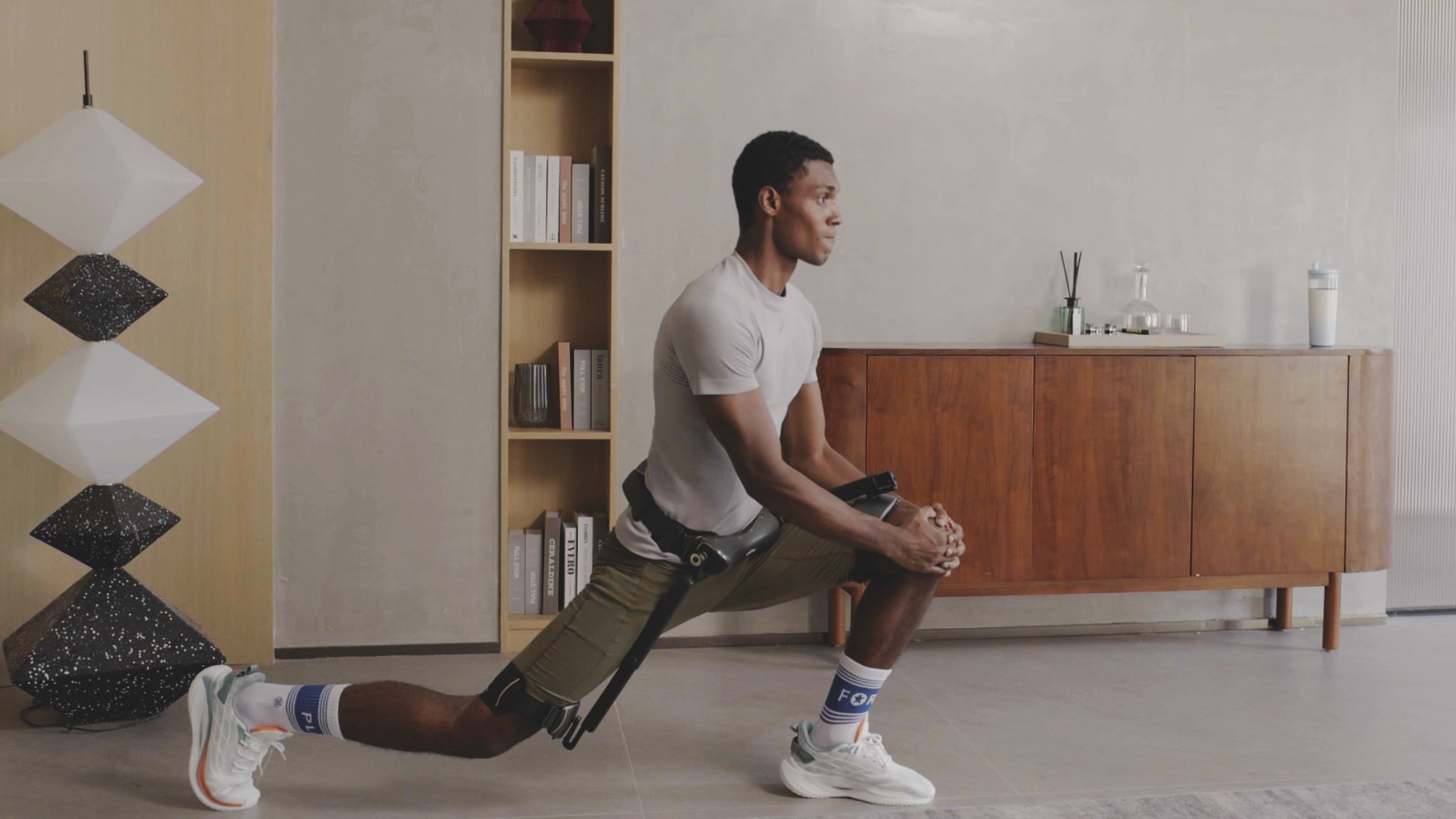 π6 X hip-free movement while crouching