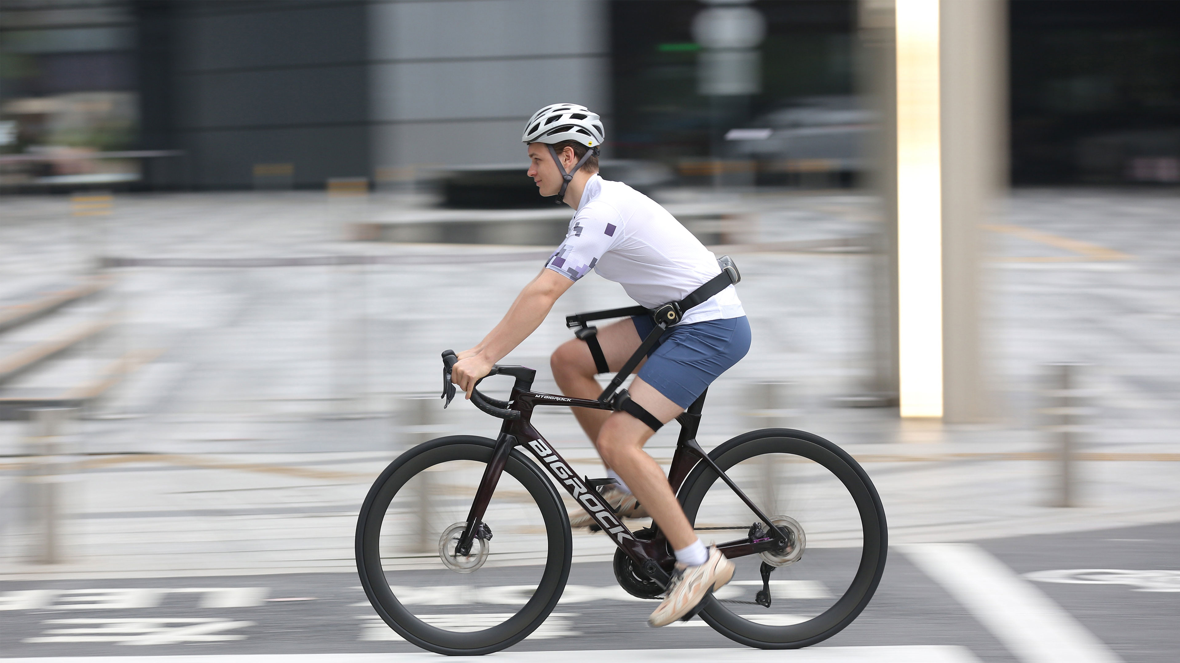 π6 X hip-free design while cycling